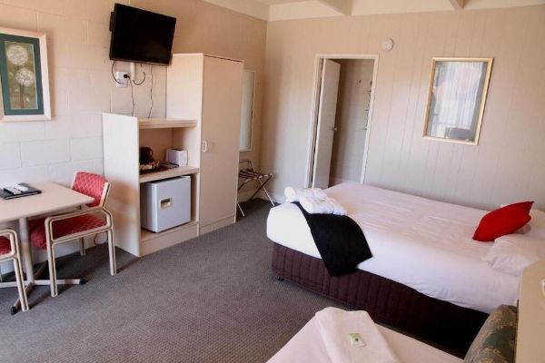 Plainsman Motel (Forbes)